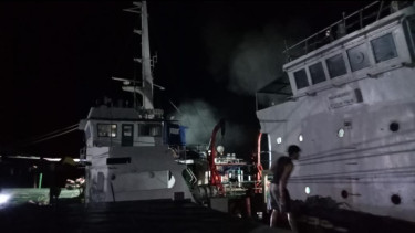 Kapal KM Lintas Papua Angkut Bahan Bangunan Terbakar di Pelabuhan Tepa Maluku, Tiga Orang Luka Satu Meninggal Dunia