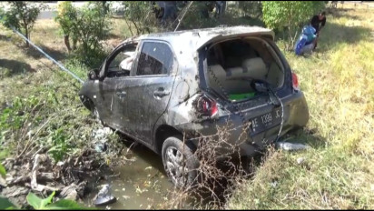 Diduga Sopir Mengantuk, Sebuah Mobil Milik Pegawai Pemkab Ngawi Terguling Hingga Masuk ke Sungai
