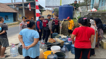 Watercanon Polres Sukabumi Kota Distribusikan Air Bantu Warga Terdampak Kekeringan