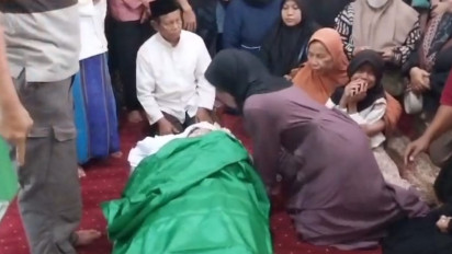 Isak Tangis Iringi Pemakaman Ibu yang Dibunuh Anaknya