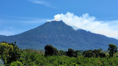 Lereng Merapi Ungup-Ungup Terbakar, Pendakian ke Kawah Ijen Terancam