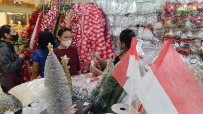 Laris Manis, Penjual Pernak Pernik Agustusan di Surabaya Banyak Diburu Warga