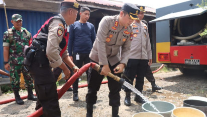 Kekurangan Air Bersih, Polres Karimun Distribusikan 10,000 Liter Air Bersih