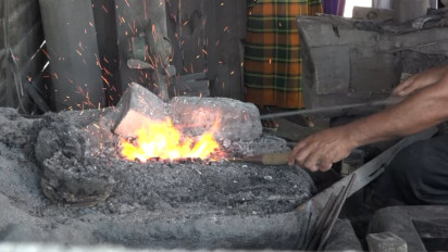 Dukung Ganjar, Kiai Muda Jatim Latih Pengembangan Usaha Pembuatan Pisau dan Arit di Tuban