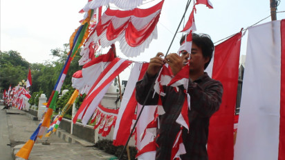 Antusiasme Pedagang Bendera Jelang HUT RI Ke-78, Trotoar Medan Ramai Dijajaki Pernak-Pernik Merah Putih
