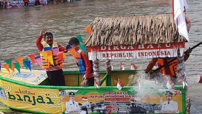 Kemeriahan HUT RI Ke 78 di Binjai, Wali Kota Binjai Ikut Menyusuri Sungai Dalam Lomba Rakit Hias