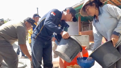 Empat Bulan Kekeringan, Warga Jepangrejo Mengantre dan Berebut Bantuan Air Bersih