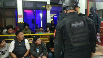 Polisi Gerebek Puluhan Muda Mudi yang Sedang Asik Teler Usai Pesta Miras pada Sebuah Kafe di Tasikmalaya