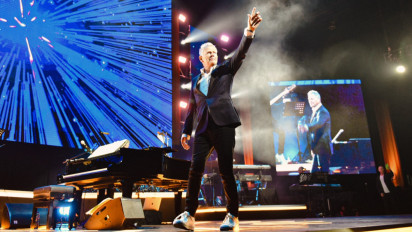 David Foster Sukses Ajak Penonton Nostalgia di Konser HITMAN Asia Tour 2023