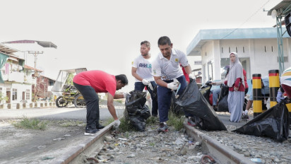 Sambut HUT RI ke 78, Puluhan Volunteer Milenial Gelar Aksi Bersih Sejauh 2Km