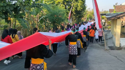 Rayakan Hari Kemerdekaan, Ratusan Warga Magetan Kirab Bendera Merah Putih dengan Panjang 78 Meter
