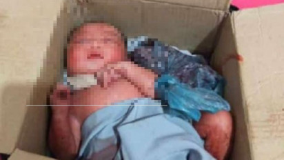 Bayi Cantik Dibuang Ibunya Dalam Kardus dengan Kondisi Leher Dililit Kaos Kaki Ditemukan Selamat