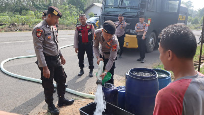 Dampak El Nino, Polres Way Kanan Bagikan Air Bersih ke Warga di Blambangan Umpu
