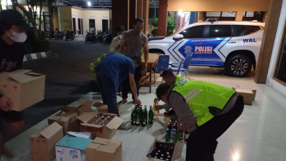 Ratusan Botol Miras Disita Polisi dari sebuah Kafe di Kudus