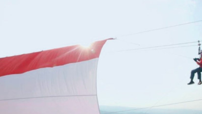 Jelang HUT RI ke-78, Bupati Subang Bentangkan Bendera Raksasa di Atas Bukit