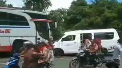 Angkot Seruduk Bus Idola di Jalan Lintas Sibolga-Padangsidimpuan, Sopir dan 3 Penumpang Terluka