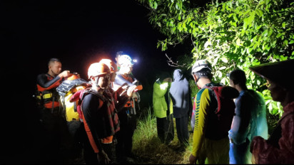 Tim SAR Evakuasi Dua Pasang Mahasiswa yang Terjebak di Air Terjun Ngalauan Padang