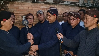 Berziarah ke Makam Raja-Raja Mataram Islam, Anies Baswedan Diberi Tombak Cakra oleh Warga Kotagede