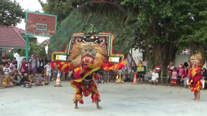 Rayakan HUT Kemerdekaan RI, Warga di Surabaya Dihibur Kesenian Reog Ponorogo dan Bazar UMKM Merah Putih
