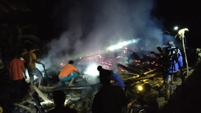 Ditinggal Latihan Gerak Jalan, Rumah Semi Permanen di Malang Ludes Terbakar