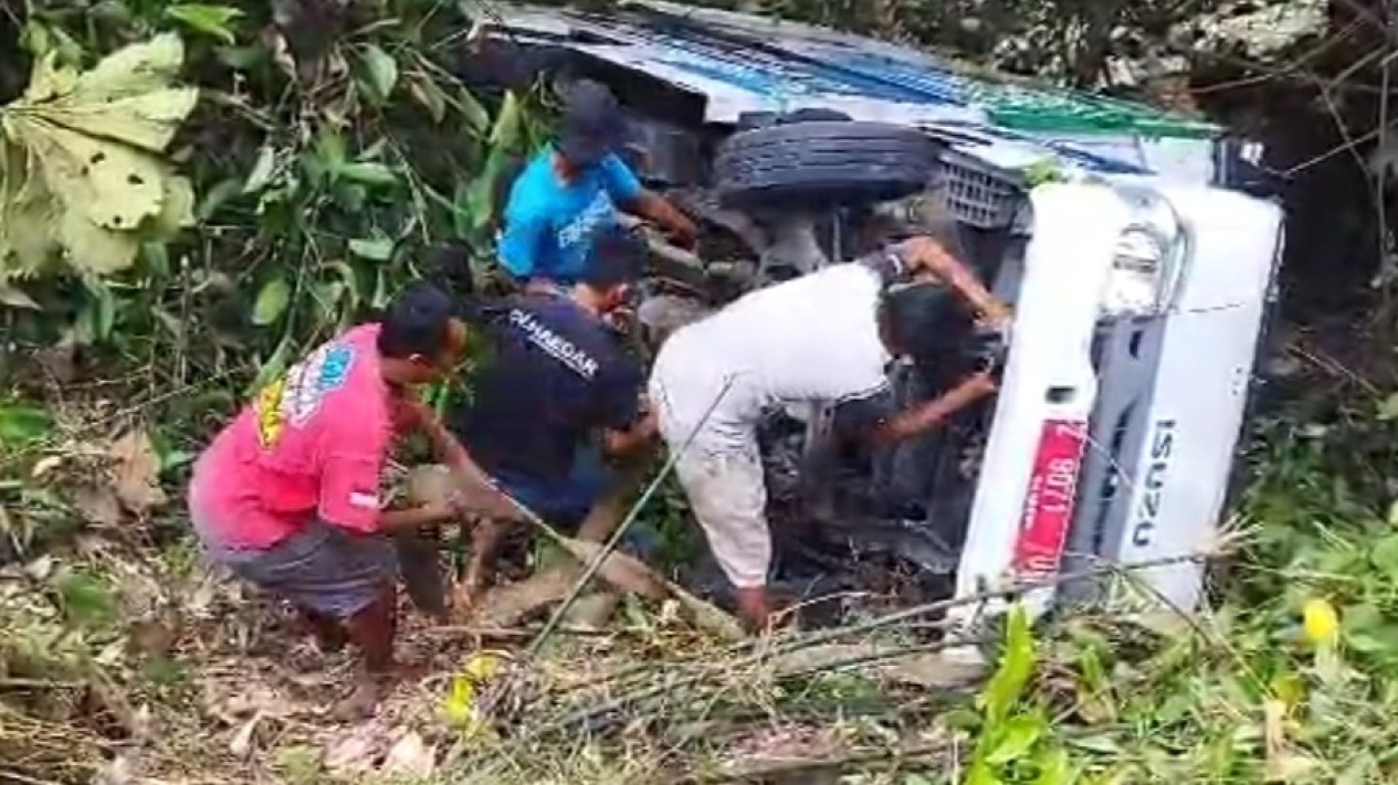 Bawa Pasien, Mobil Maskara Terjun Bebas ke Jurang Sedalam 10 Meter di Pangandaran
            - galeri foto