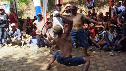 Warga Desa Wonokerto Lumajang Gelar Tradisi Ojung saat Selamatan Desa, Ini Makna dan Tujuannya