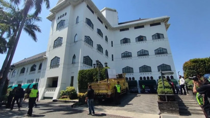 Diduga Terkait Korupsi, Polisi Geledah Gedung Wismilak di Surabaya