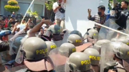 Demo Tolak Rocky Gerung ke Madura, Ratusan Pemuda di Sampang Terlibat Kericuhan dengan Polisi