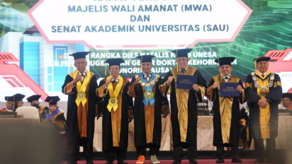 Sekjen Kemenkumham Terima Doktor Honoris Causa dari UNESA