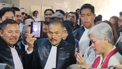 Siang-siang Bolong, Kamaruddin dengan Rombongan Advokat Geruduk Bareskrim Polri