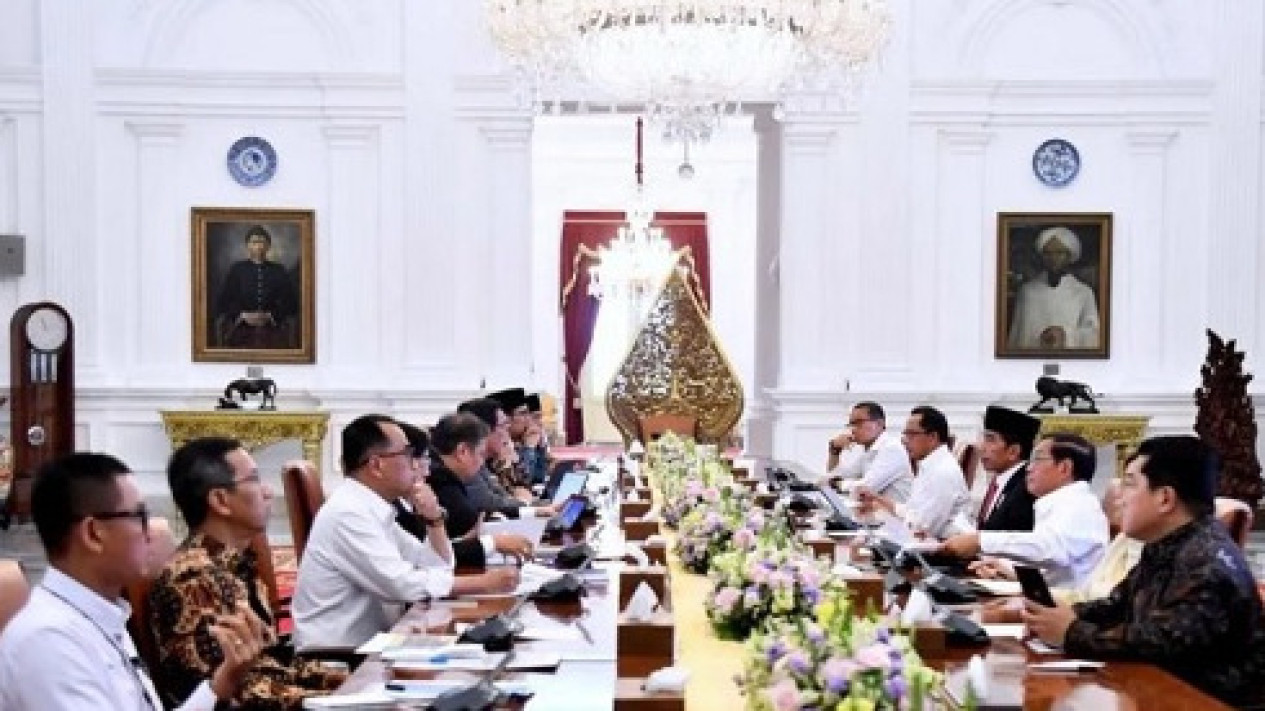 Saran Jokowi soal Polusi Jabodetabek: Hybrid WFO dan WFH
            - galeri foto