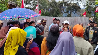 Mama-mama di Intan Jaya  Seruduk Kantor Bupati, Imbas Dugaan Pungli Oknum Polres 30 juta