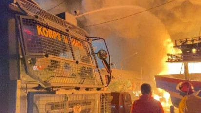 52 Kapal Terbakar saat Bersandar di Pelabuhan Jongor Kota Tegal