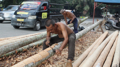 Berkah HUT RI Ke-78, Pengrajin Batang Pohon Pinang Kebanjiran Pesanan