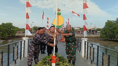 Kirab Kebangsaan Merah Putih Tancapkan Bendera di Tugu Karimun Diiringi Anak-anak Berpakaian Adat