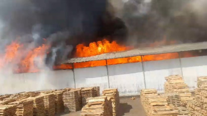 Diduga Akibat Korsleting Listik, Pabrik Pengolahan Kayu di Ciamis Terbakar Hebat