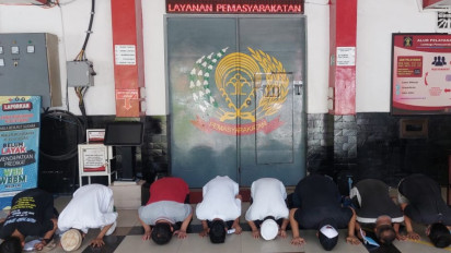 Bebas karena Dapat Hak PB dan CB, Delapan WBP Lapas Kelas IIA Sidoarjo Sujud Syukur