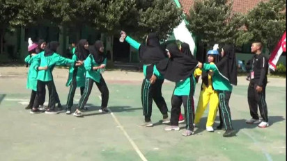 Rayakan HUT RI, MAN Surabaya Gelar Lomba Tisu Basah Tisu Kering dan Volly Sarung