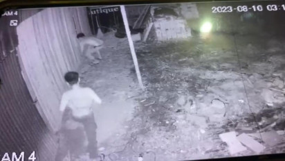 Terekam CCTV, 2 Pemuda Rampok Barang-barang Toko Bangunan hingga Rp1,3 Miliar di Pekanbaru