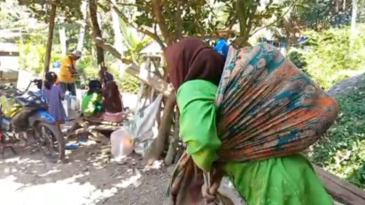 Krisis Air Bersih di Garut Meluas, Warga Harus Pikul Air dari Sumber Air yang Jauh