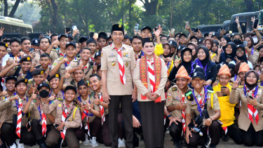 Pakai Baju Pramuka, Presiden Jokowi dan Ibu Iriana Tinjau Raimuna Nasional XII