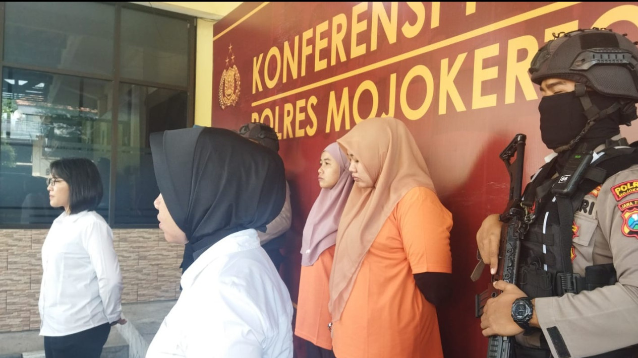 Penipuan Berkedok Investasi Kosmetik di Mojokerto, Dua Wanita Raup Rp3,7 Milliar dari 82 Korban
            - galeri foto