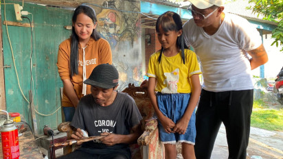 Terpesona Seni Ukir Kayu, Andika "Babang Tamvan" Kunjungi Pengrajin di Lampung Selatan