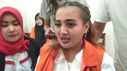 Buat Kegaduhan di Masyarakat, Lina Mukherjee Menuai Kontroversi dengan Video Makan Kriuk Babi