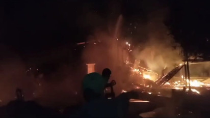 Dua Rumah Warga Kelurahan Barombong Ludes Terbakar, 5 Unit Pemadam Diterjunkan