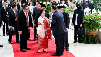 Momen Megawati Soekarnoputri Rapihkan Dasi Ketua KPK Firli Bahuri, Kode Apa?