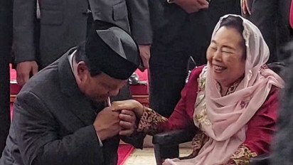 Seusai Sidang Tahunan MPR, Momen Prabowo Subianto Cium Tangan Istri Gusdur 