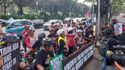 Puluhan Warga DKI Jakarta Geruduk Balai Kota Minta Heru Budi Atasi Polusi Udara 