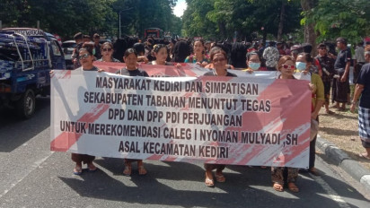 Protes Dicoret, Ribuan Simpatisan Bacaleg PDIP Nyoman Mulyadi Geruduk Kantor DPD PDIP Bali