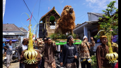 Aneka Jolen Berbentuk Singa dan Naga Ramaikan Pawai Karnaval Kemerdekaan di Desa Jambekumbu Lumajang